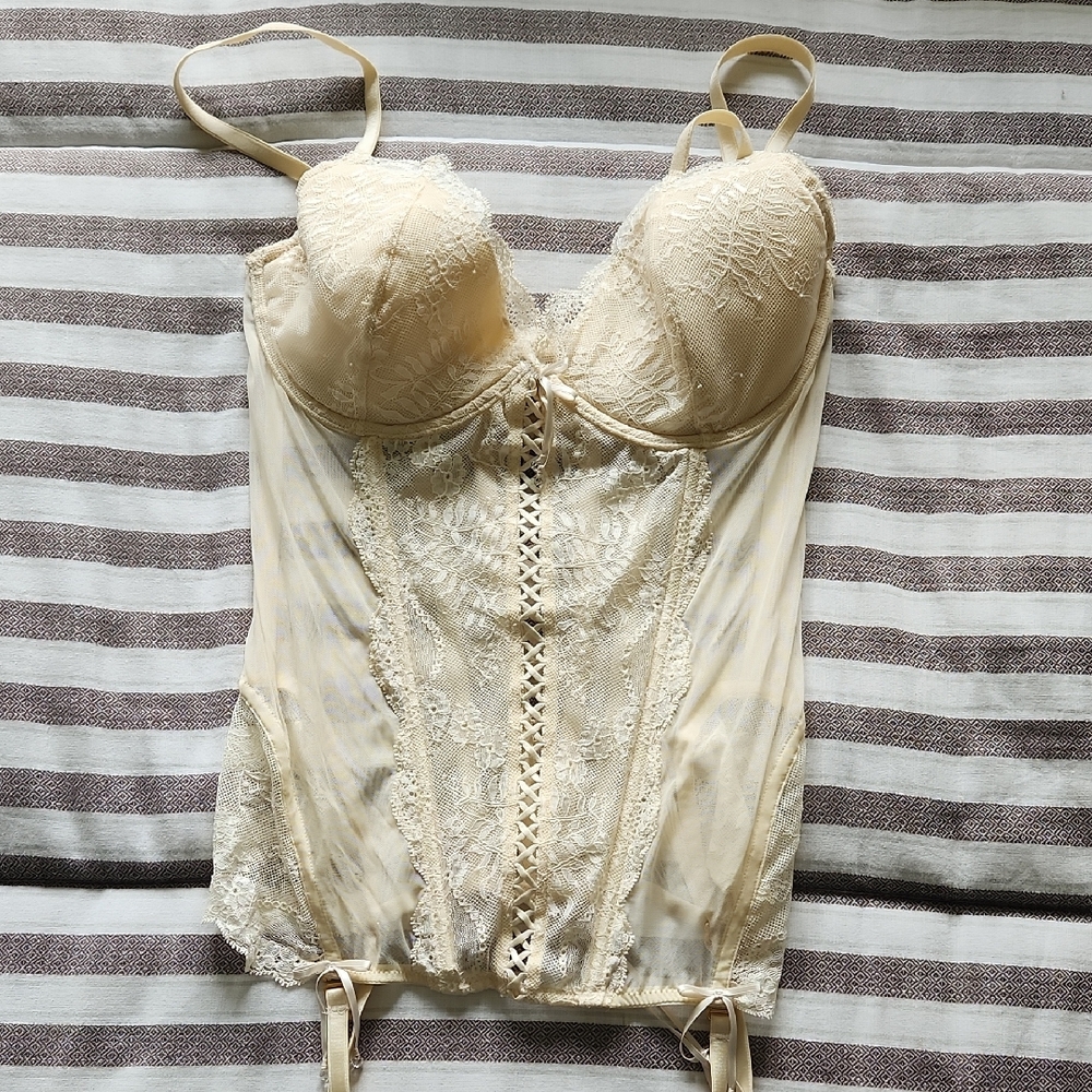 Victoria's Secret Cream Lace Bustier W/removable Garter Straps And Vstring 36C